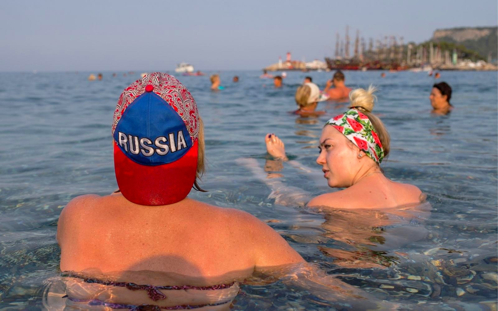 Названы траты граждан России на отдых за рубежом