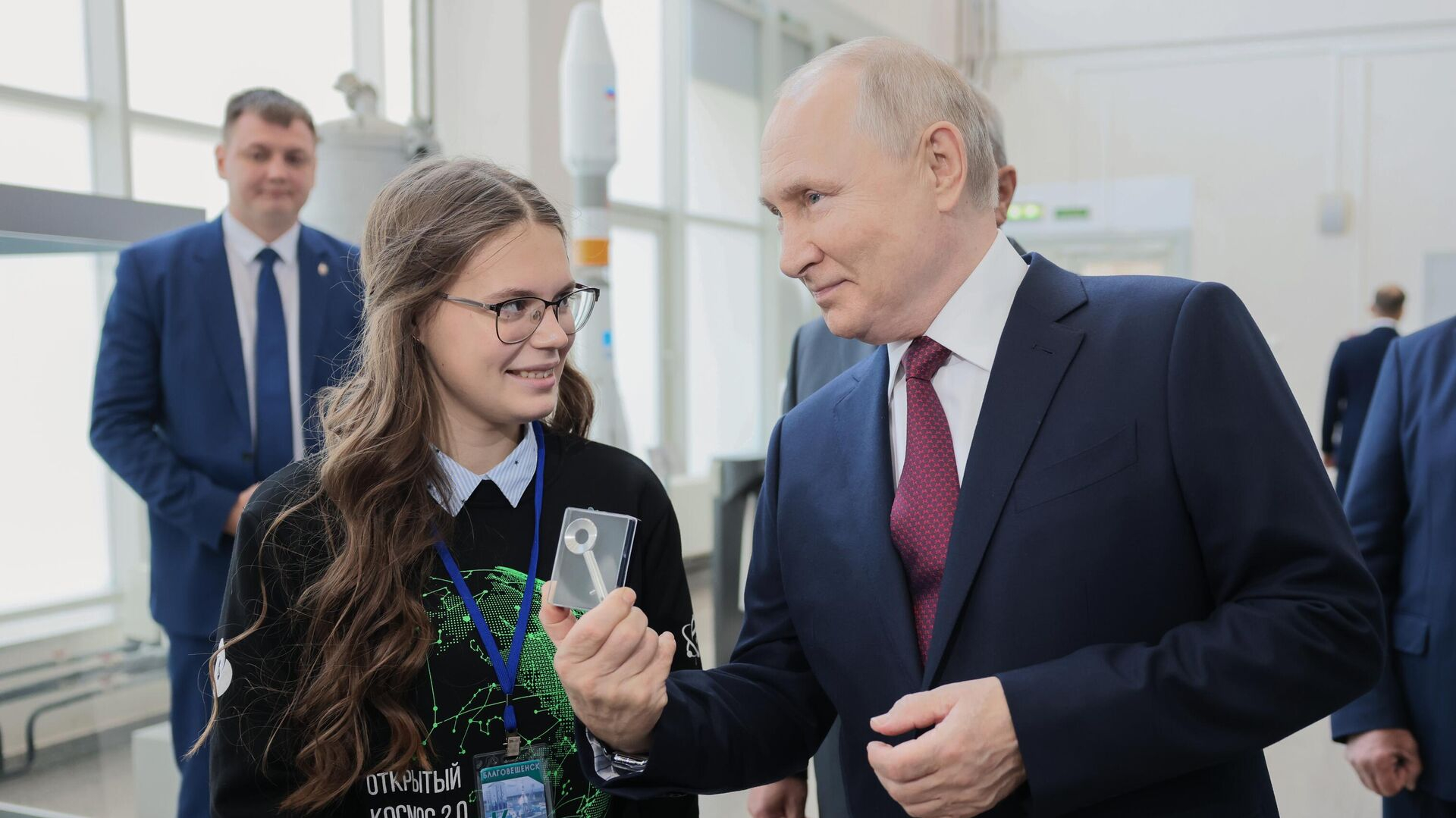 Путин встретился со школьницей, которая разработала спутник