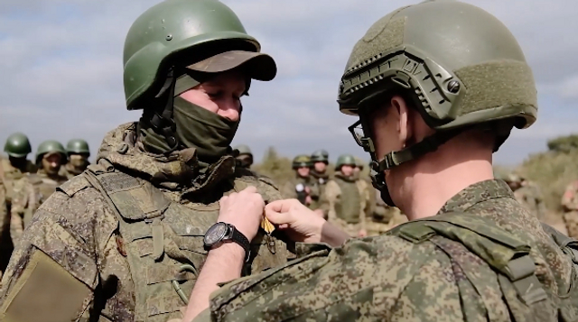 Бойцов ЦВО наградили медалями «За боевые отличия» и «За воинскую доблесть»
