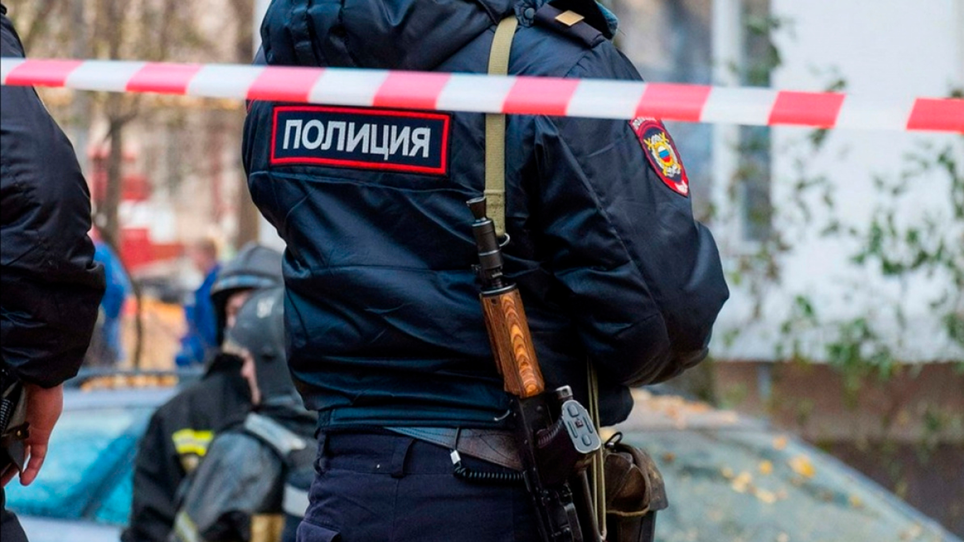 На Урале вооруженный мужчина закрылся в подъезде и угрожал самоубийством