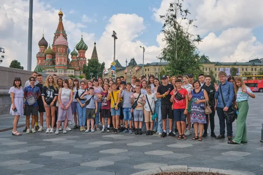 Сотни школьников ЛНР наградили поездкой в Москву