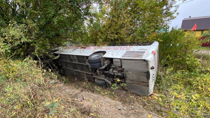 В Подмосковье перевернулся школьный автобус с детьми