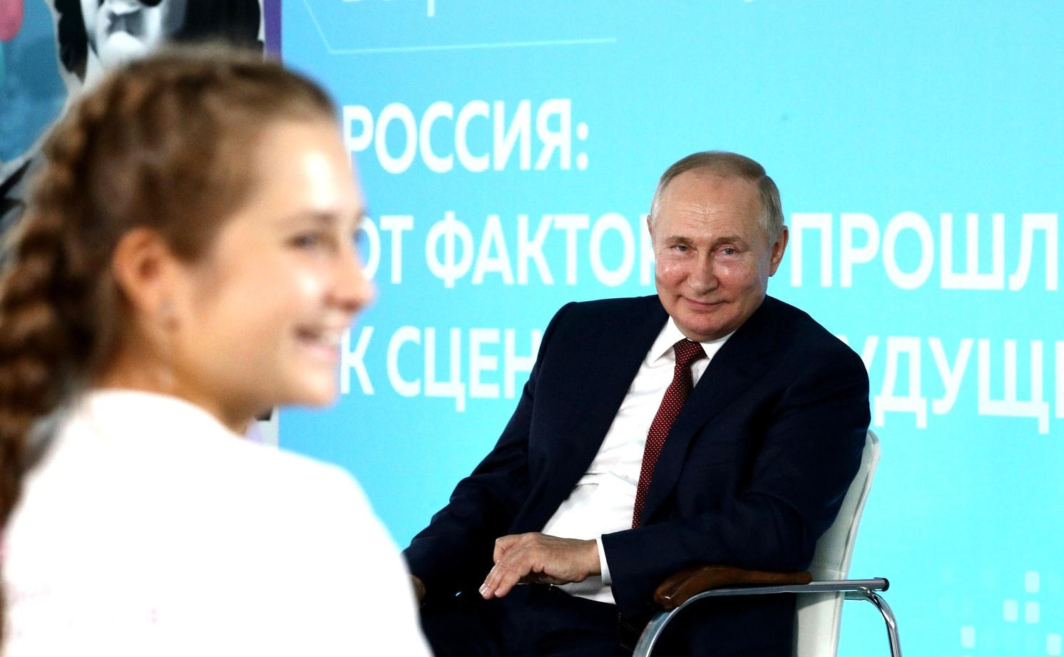 Путин сообщил о расширении мер поддержки учителей
