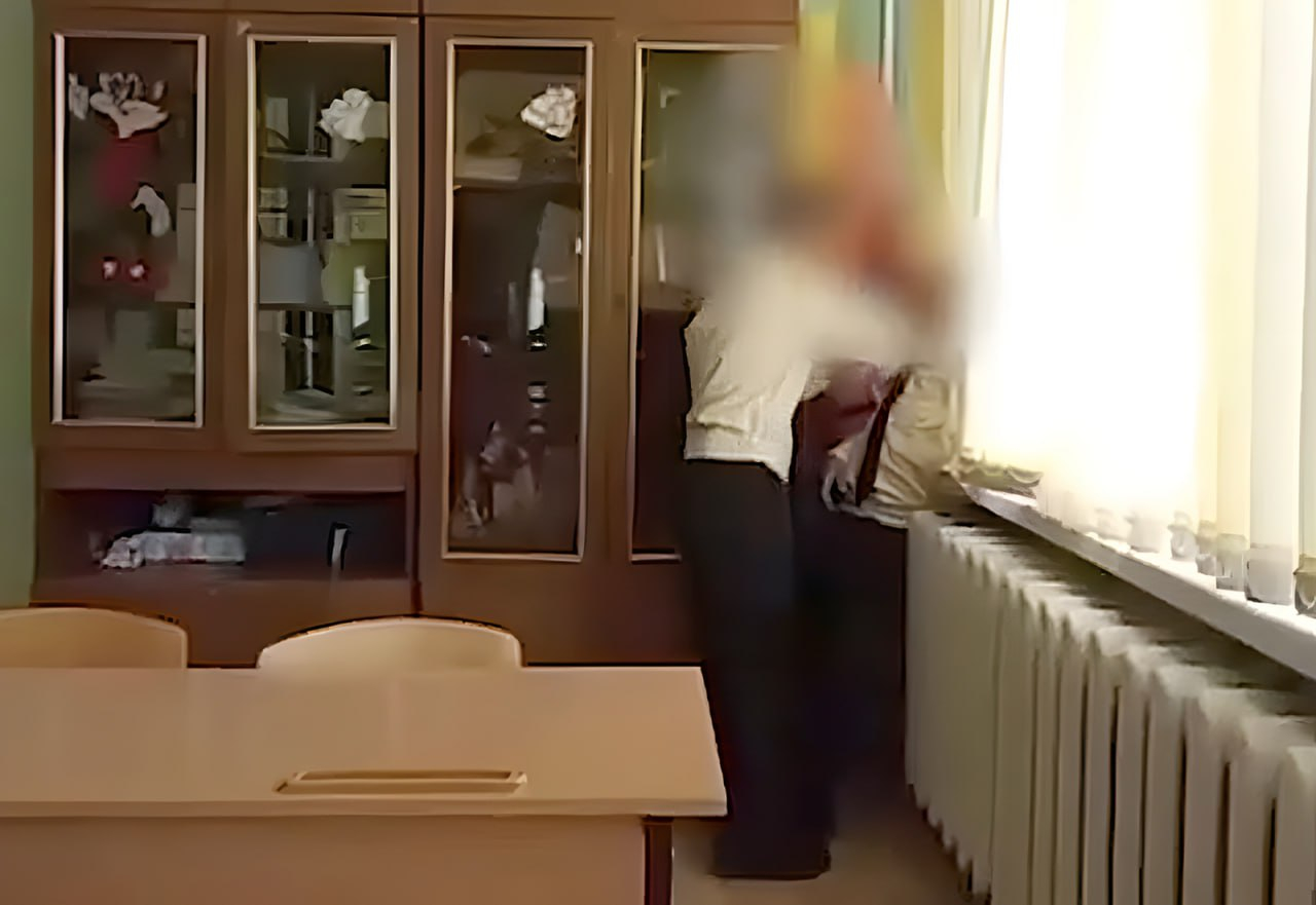 В хабаровской школе мальчик в кадетской форме избил своего одноклассника