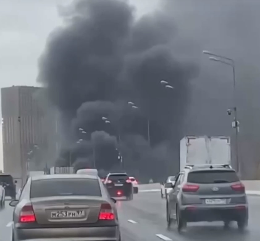 В Москве поднимается огромный столб дыма на бульваре Рокоссовского