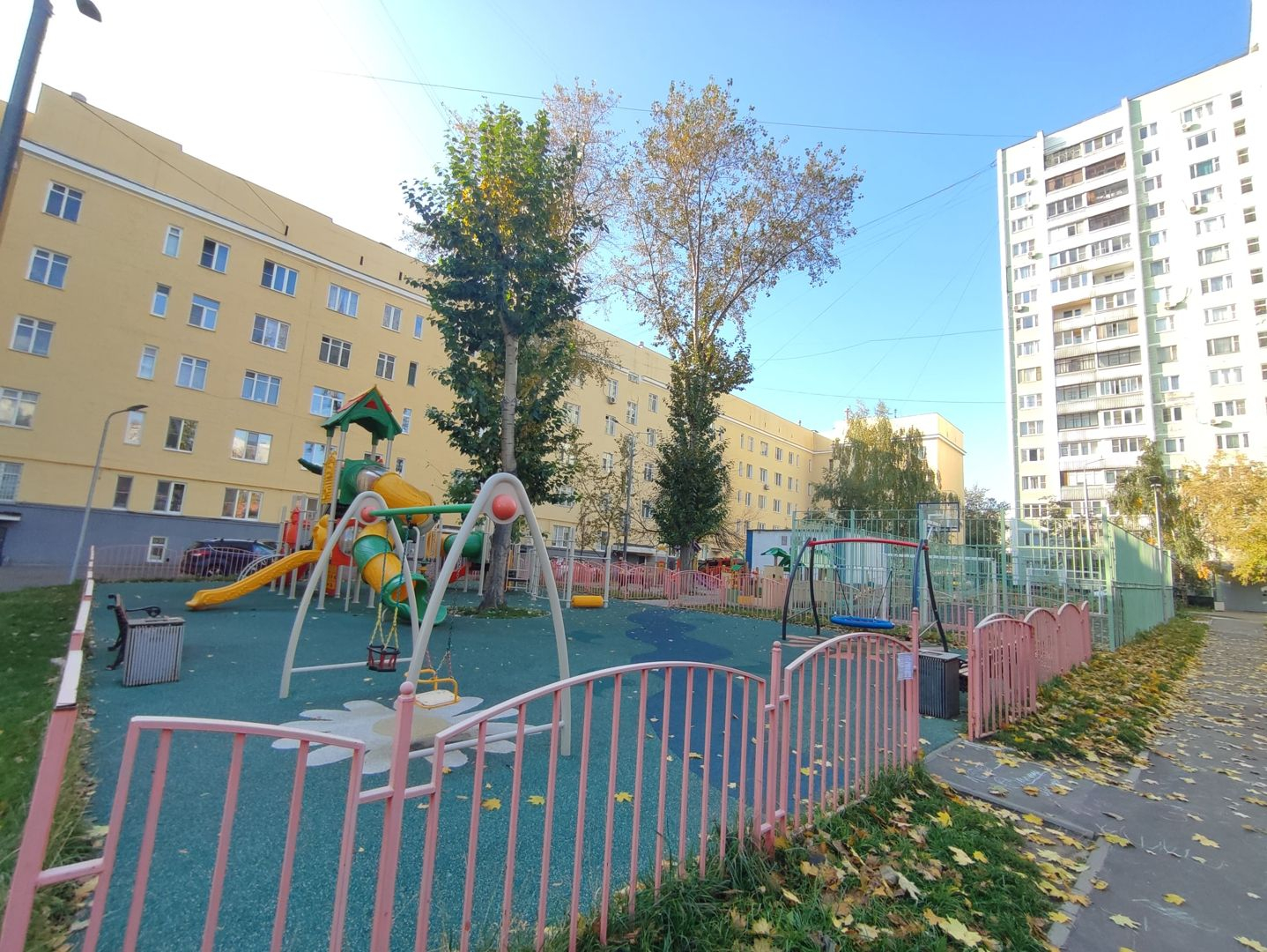 В одном из столичных домов бомжи захватили все подъезды