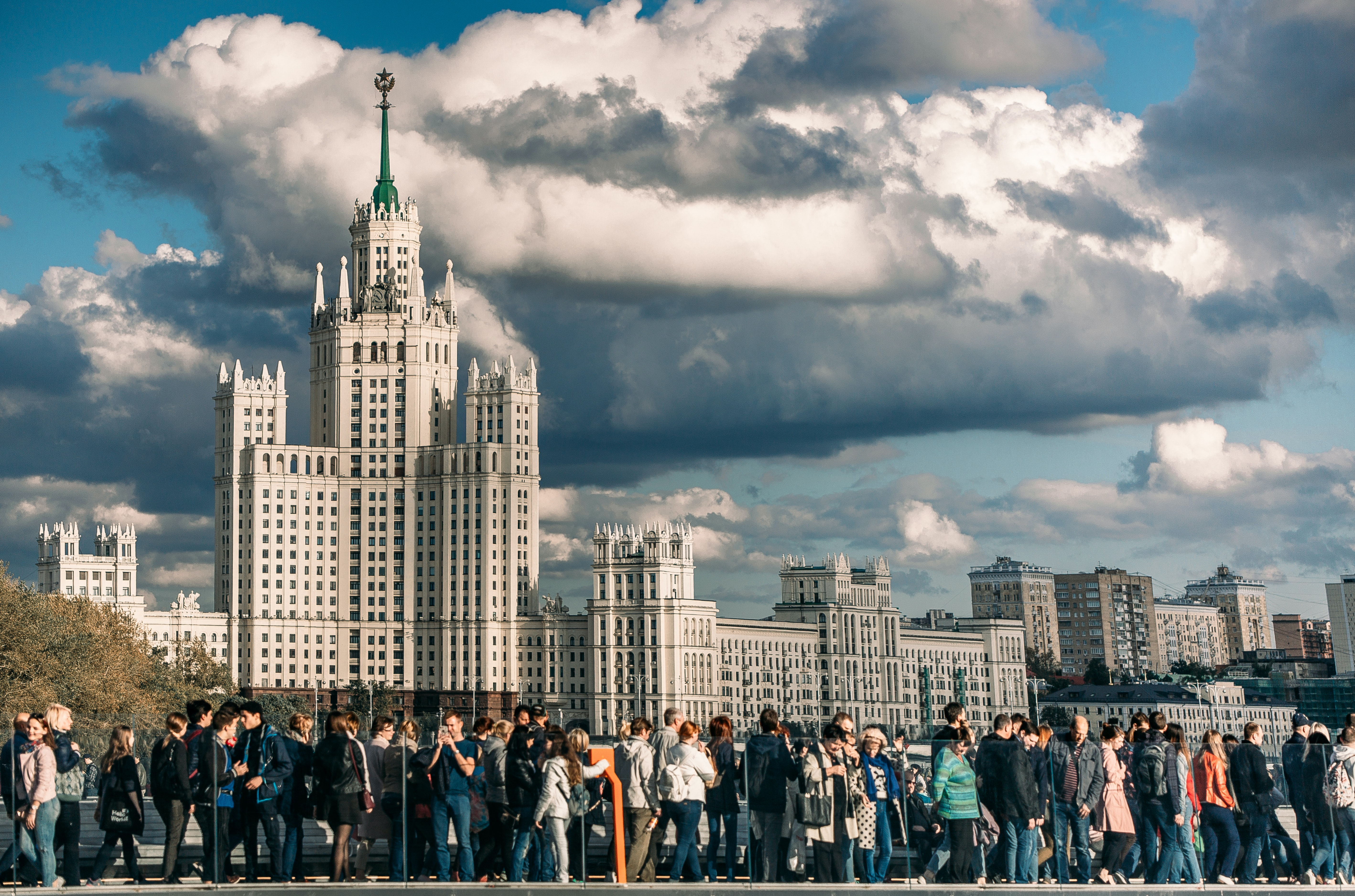 Вторичное жилье в Москве стало дешевле в среднем на 2,4 млн рублей