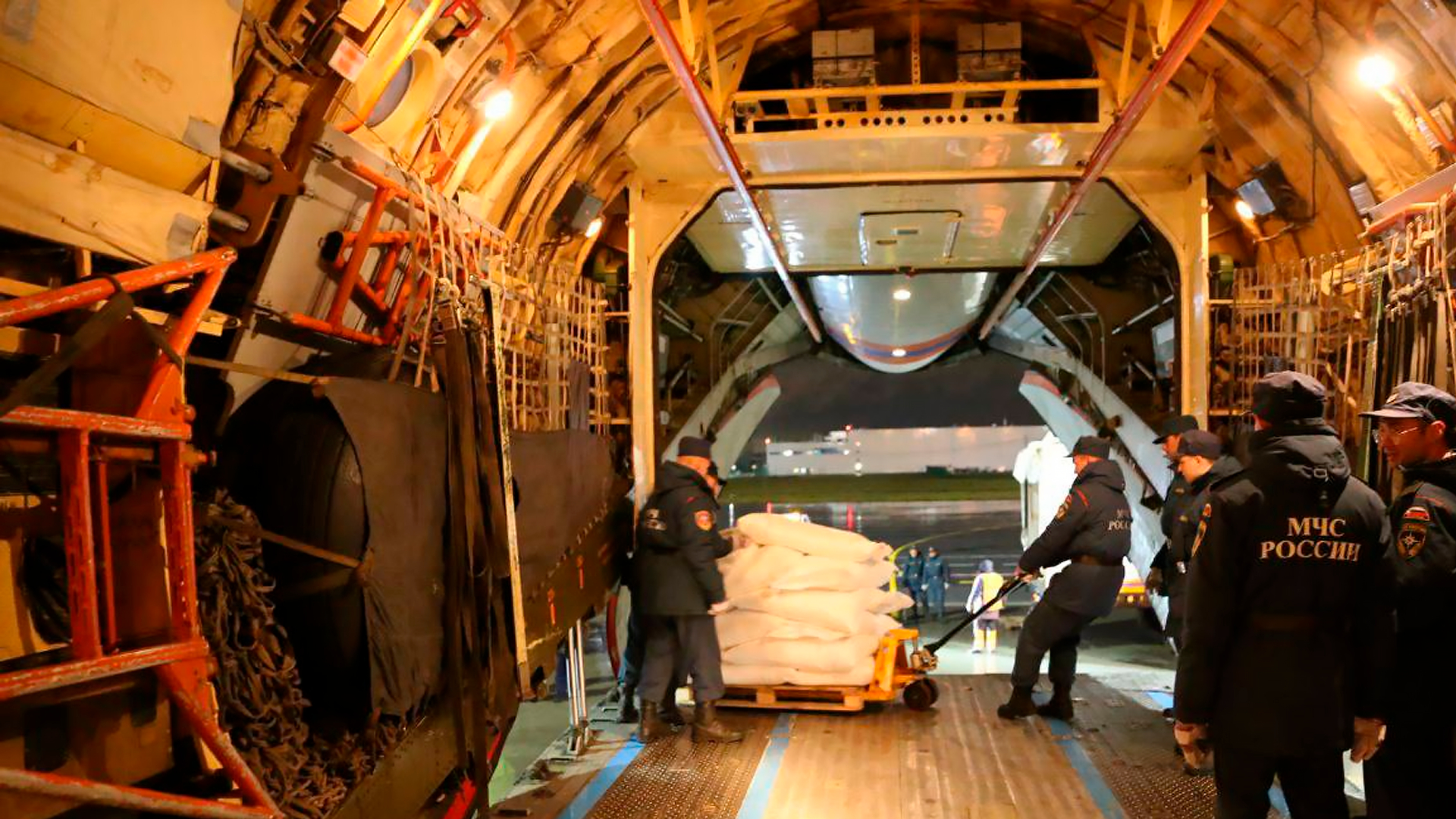 МЧС России направило 27 тонн гуманитарной помощи жителям сектора Газа