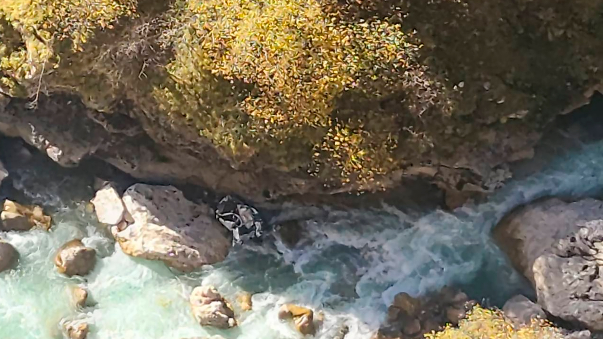 В Кабардино-Балкарии машина с водителем рухнула в ущелье
