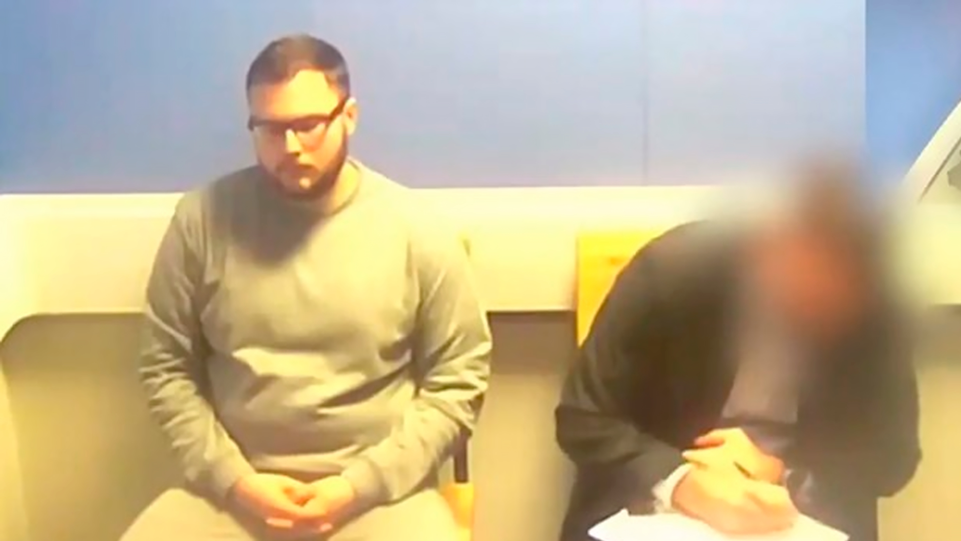 Британский полицейский прикинулся подростком и совратил 210 девочек