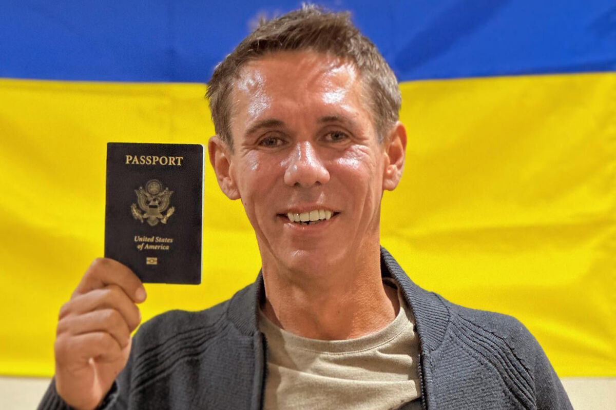 Алексей Панин опубликовал фото с паспортом США