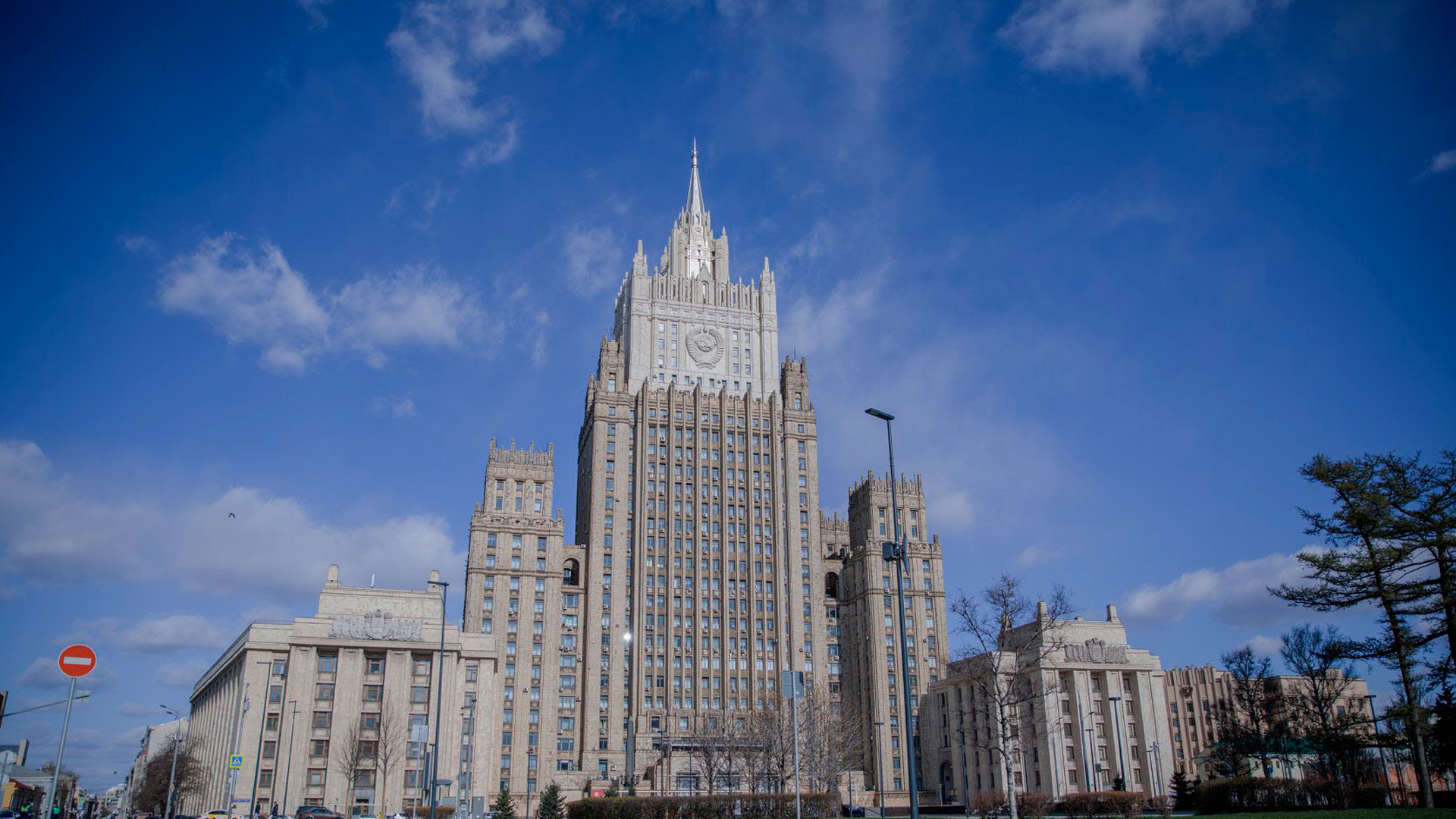 МИД РФ: ВСУ намеренно обстреляли журналистов и спасателей в Донецке