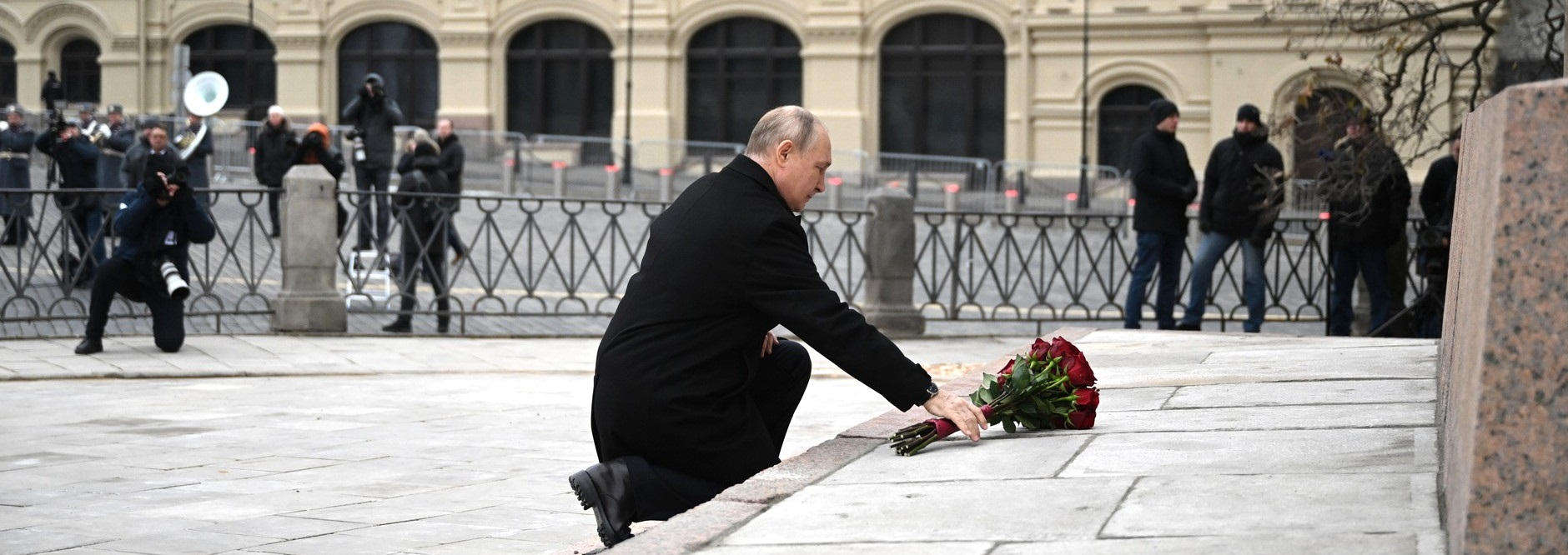 Путин возложил цветы к памятнику Минину и Пожарскому