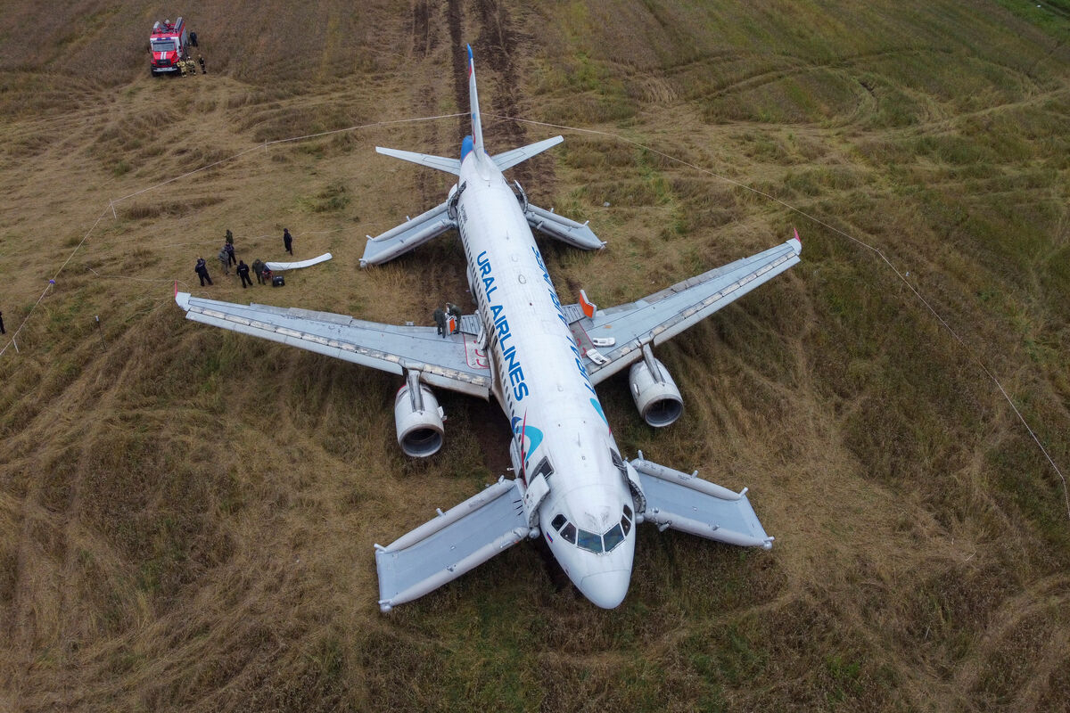 Росавиация назвала причину крушения самолета Airbus A320 на пшеничном поле