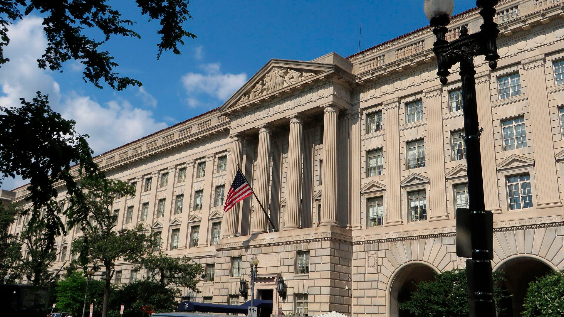 США ввели санкции против трех фирм и семи физлиц за экспорт в Россию