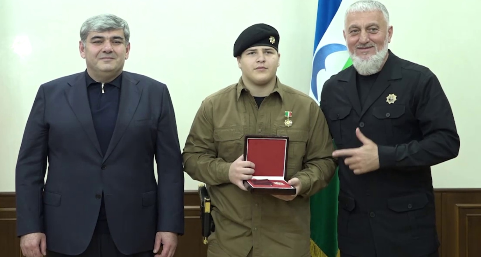 Сын Кадырова явился на награждение в Кабардино-Балкарию с золотым пистолетом