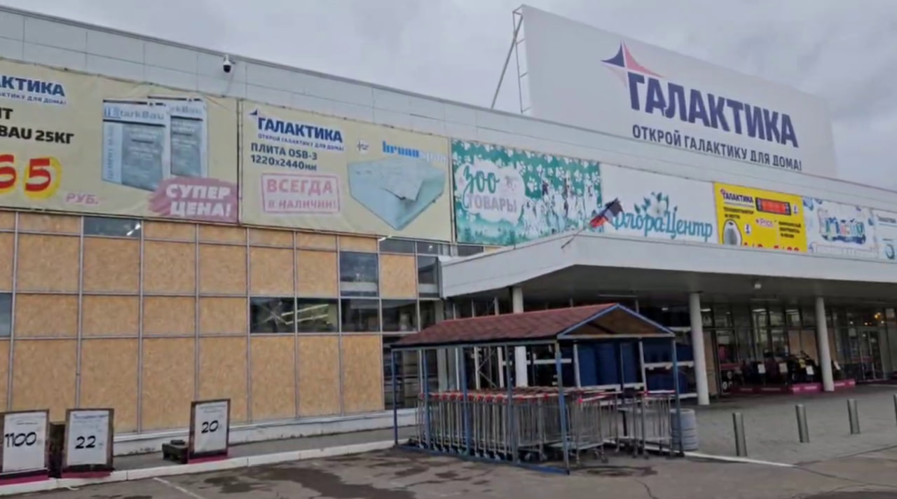 Украинский беспилотник сбросил боеприпас на толпу людей в Донецке
