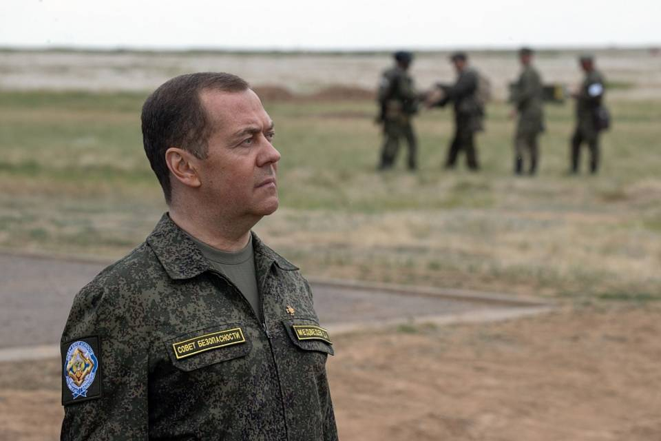 Медведев назвал число принятых на службу в 2023 году контрактников