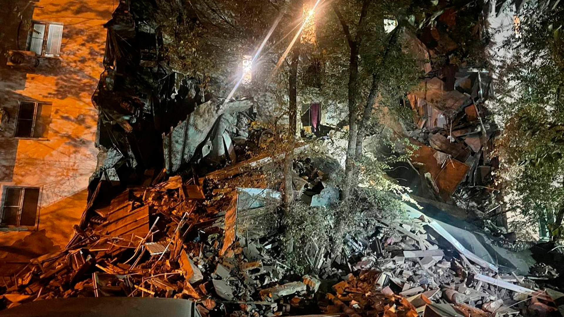 В Астрахани в одном из домов обвалился целый подъезд