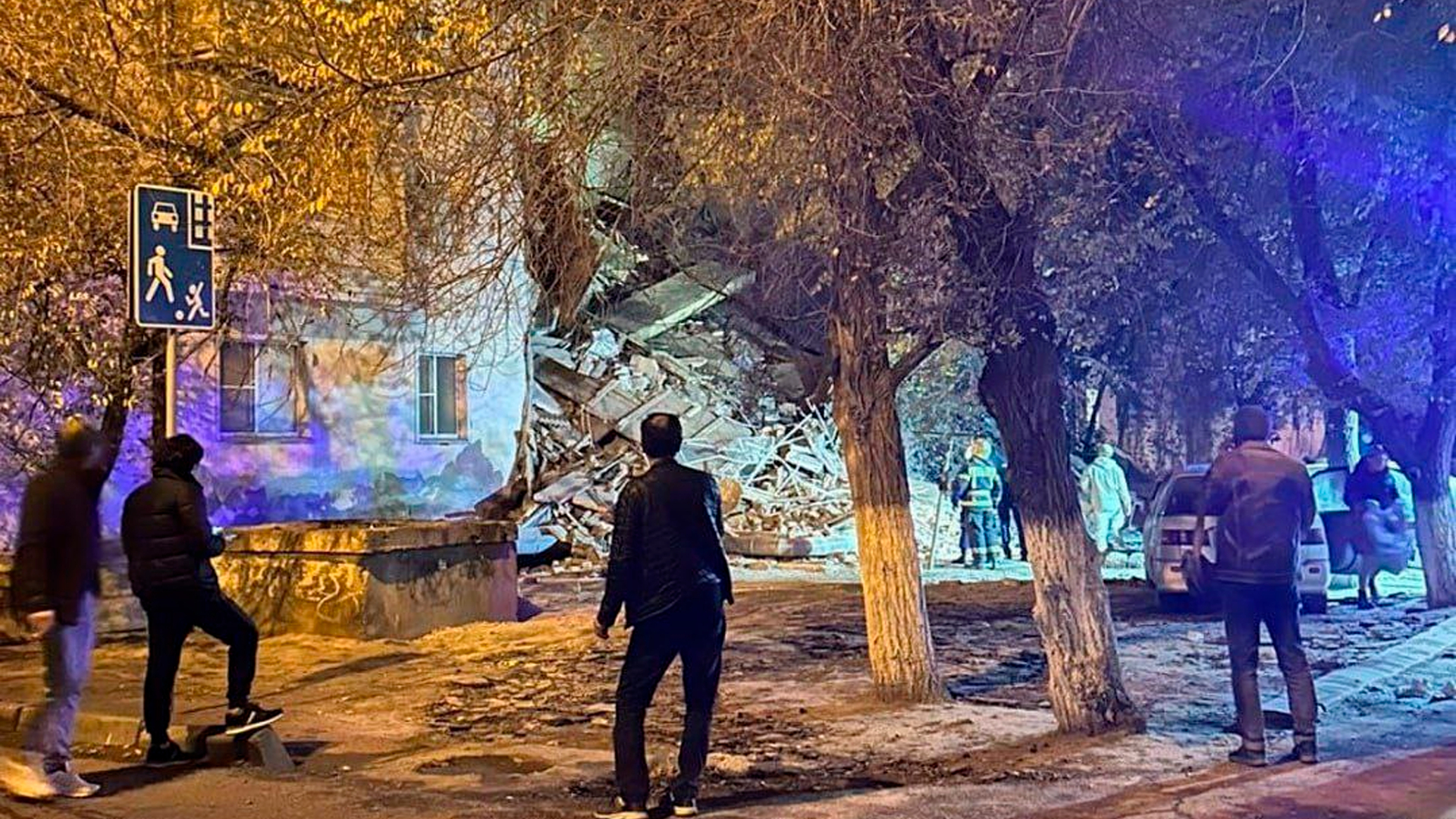 Обстановка на месте обрушения подъездов дома в Астрахани