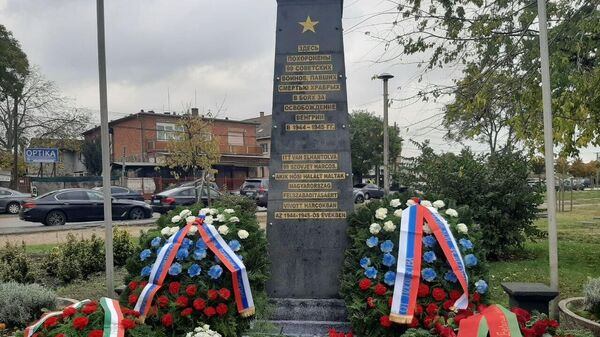 Послы России и Белоруссии возложили венки к ранее оскверненному памятнику
