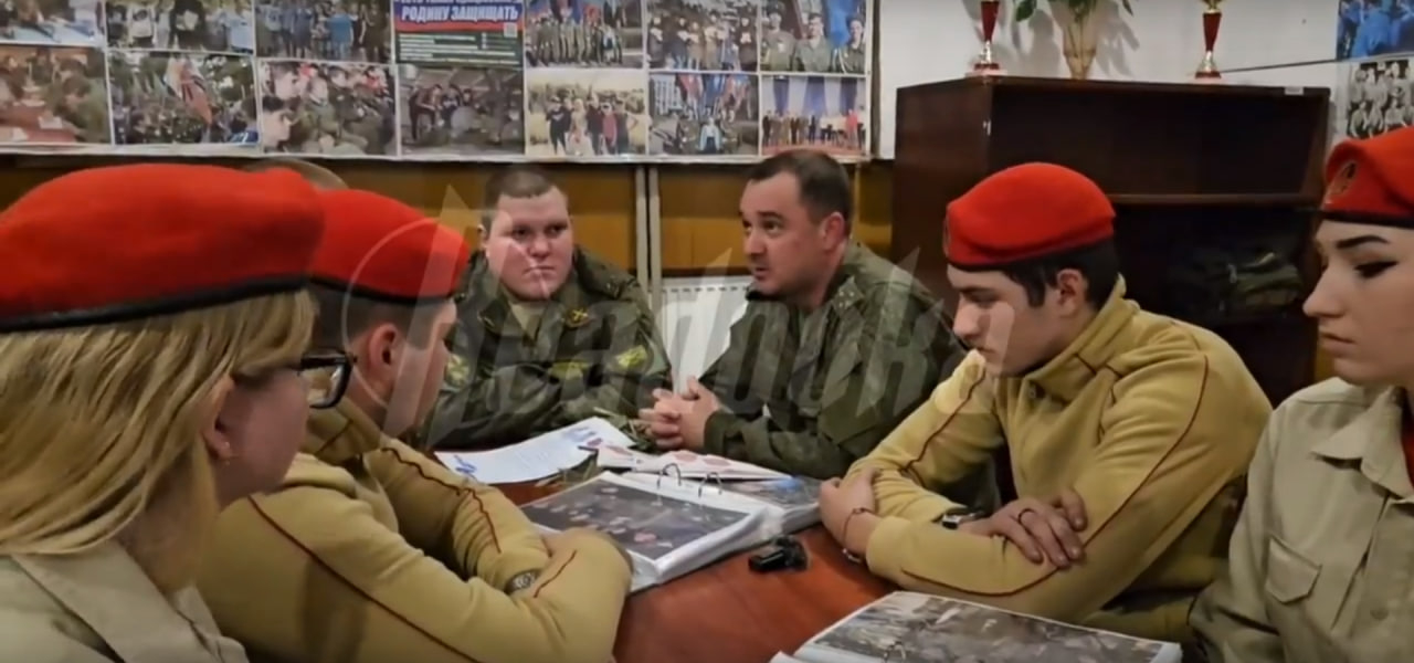 Юные горловчане поздравили донбасских артиллеристов с профессиональным праздником
