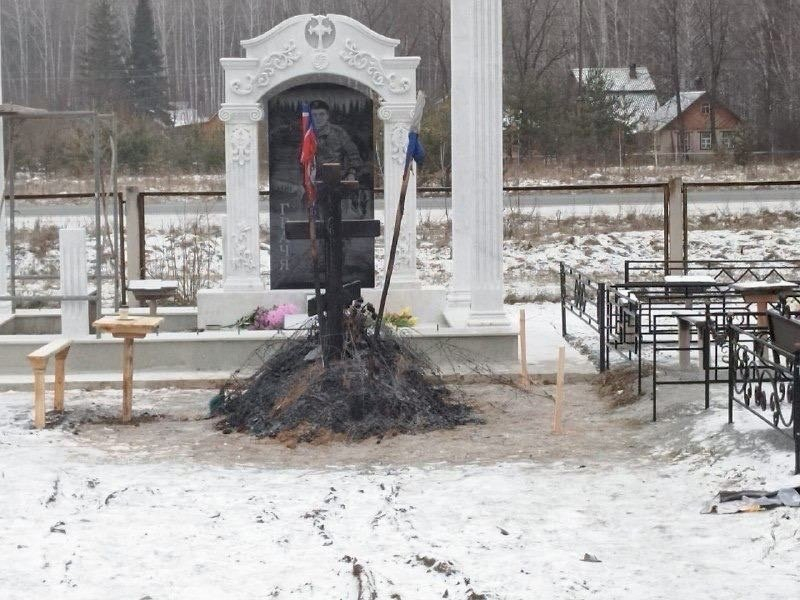 На Урале сожгли могилу спасавшего бойцов в зоне СВО врача