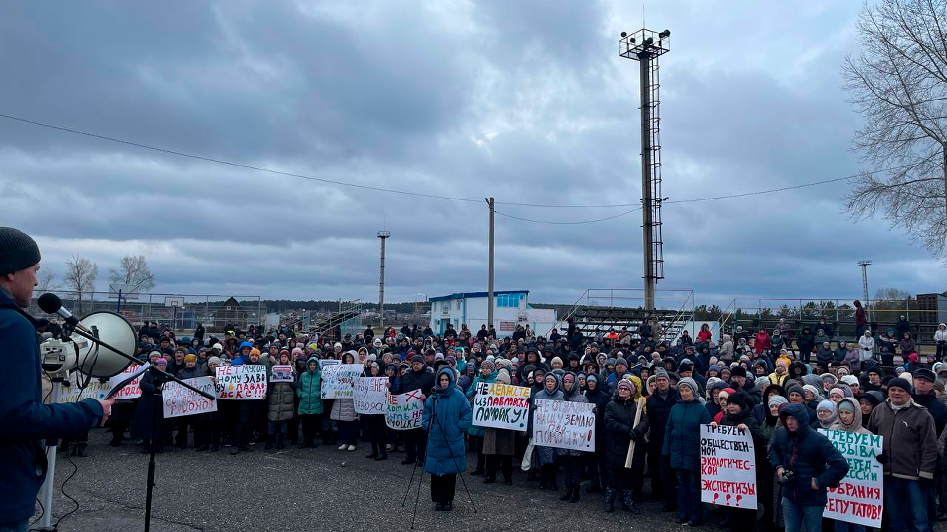 Жители Алтайского края вышли на митинг против строительства мусорного завода