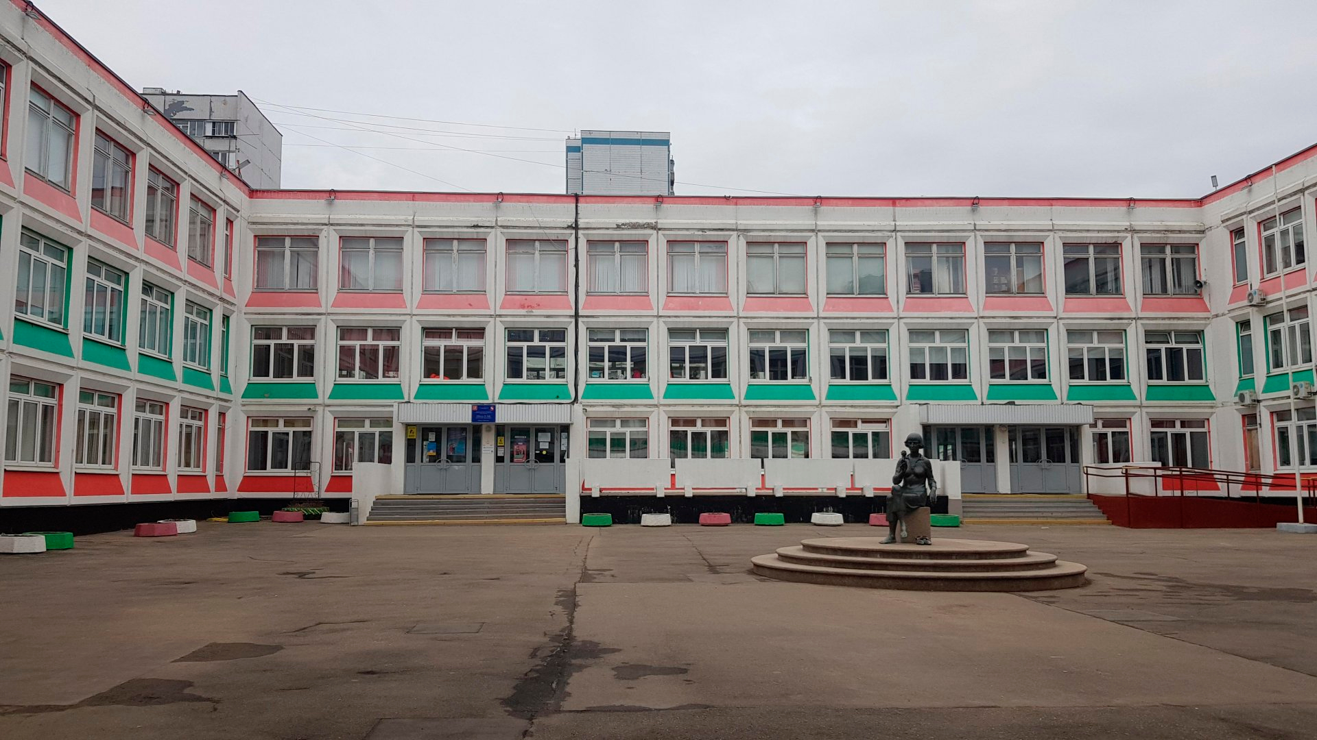 В Москве учителя отстранили от уроков из-за нарисованной на доске свастики