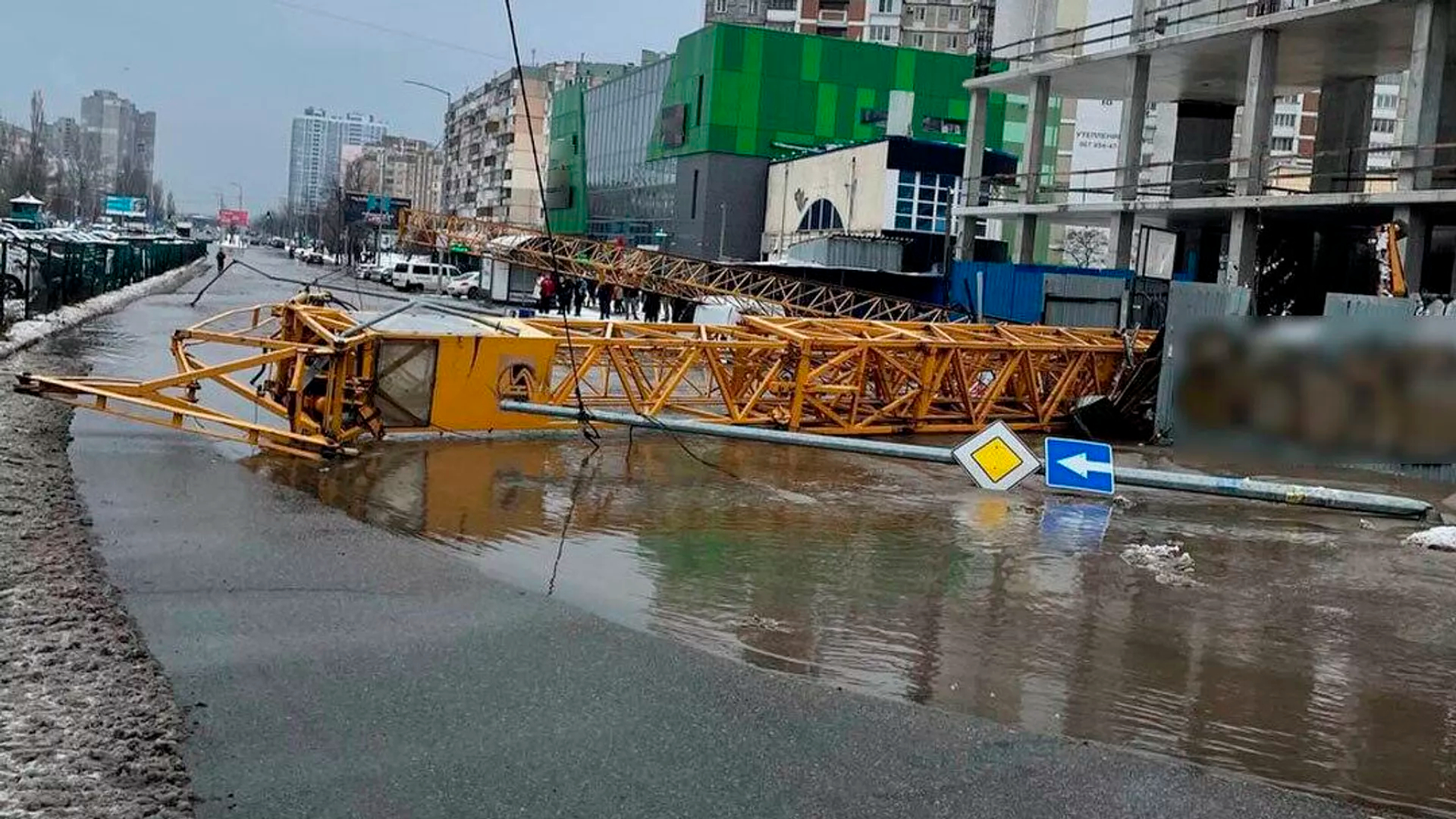 В Киеве затопило улицу из-за падения строительного крана на трубу водовода