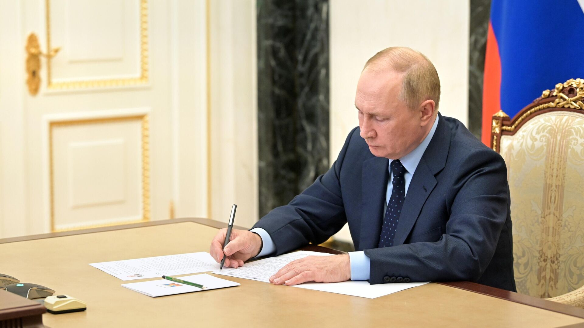 Путин подписал указ о сохранении пособий работающим родителям детей-инвалидов