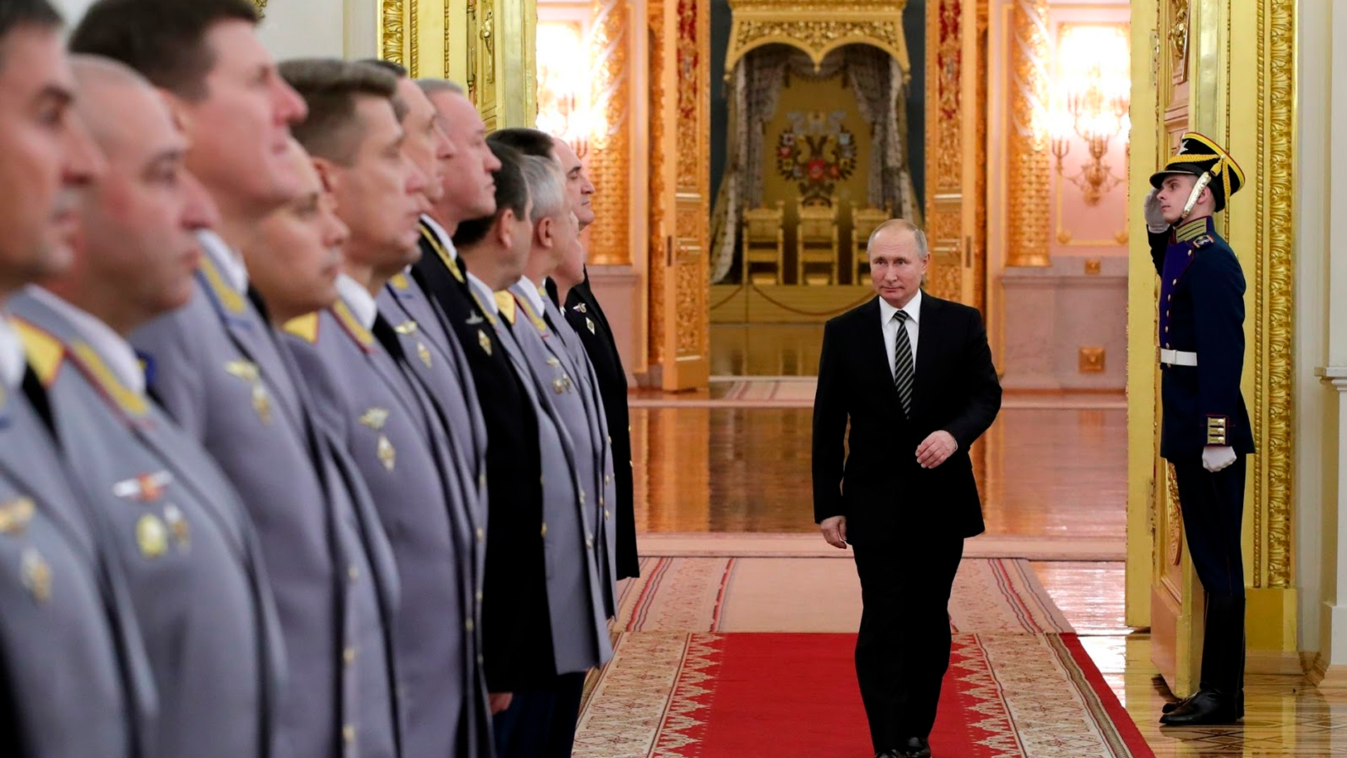 Путин присвоил генеральские звания более 60 офицерам