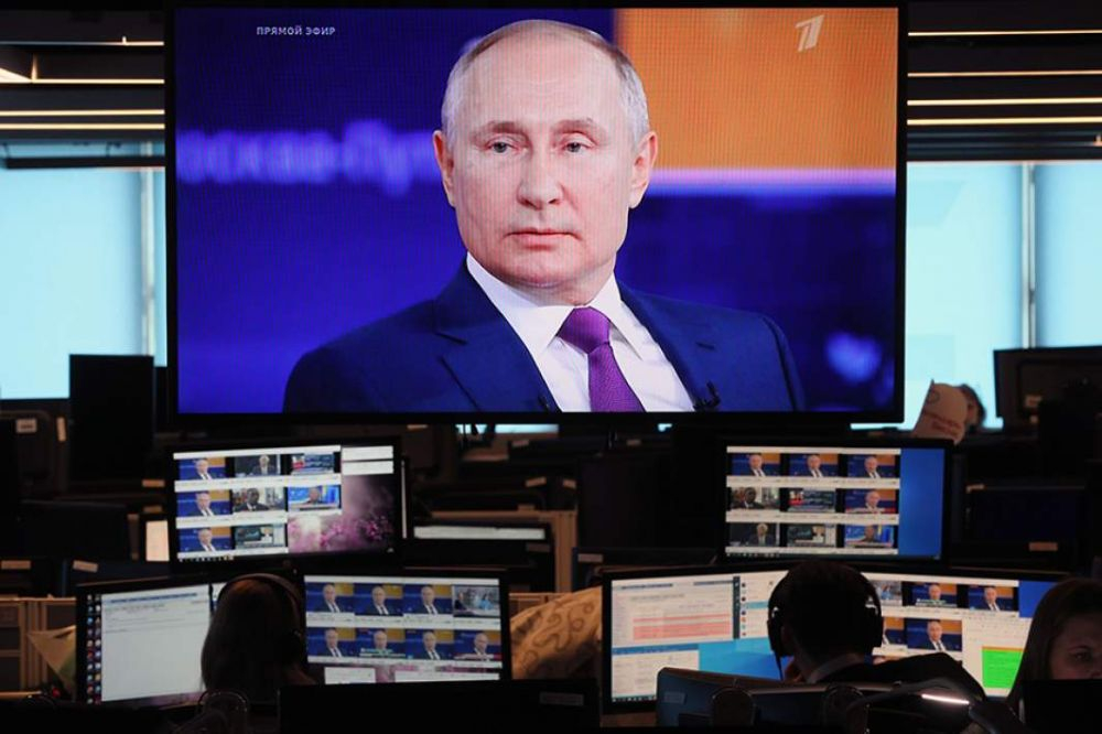 Журналисты перед пресс-конференцией Путина начали проходить дезинфекцию