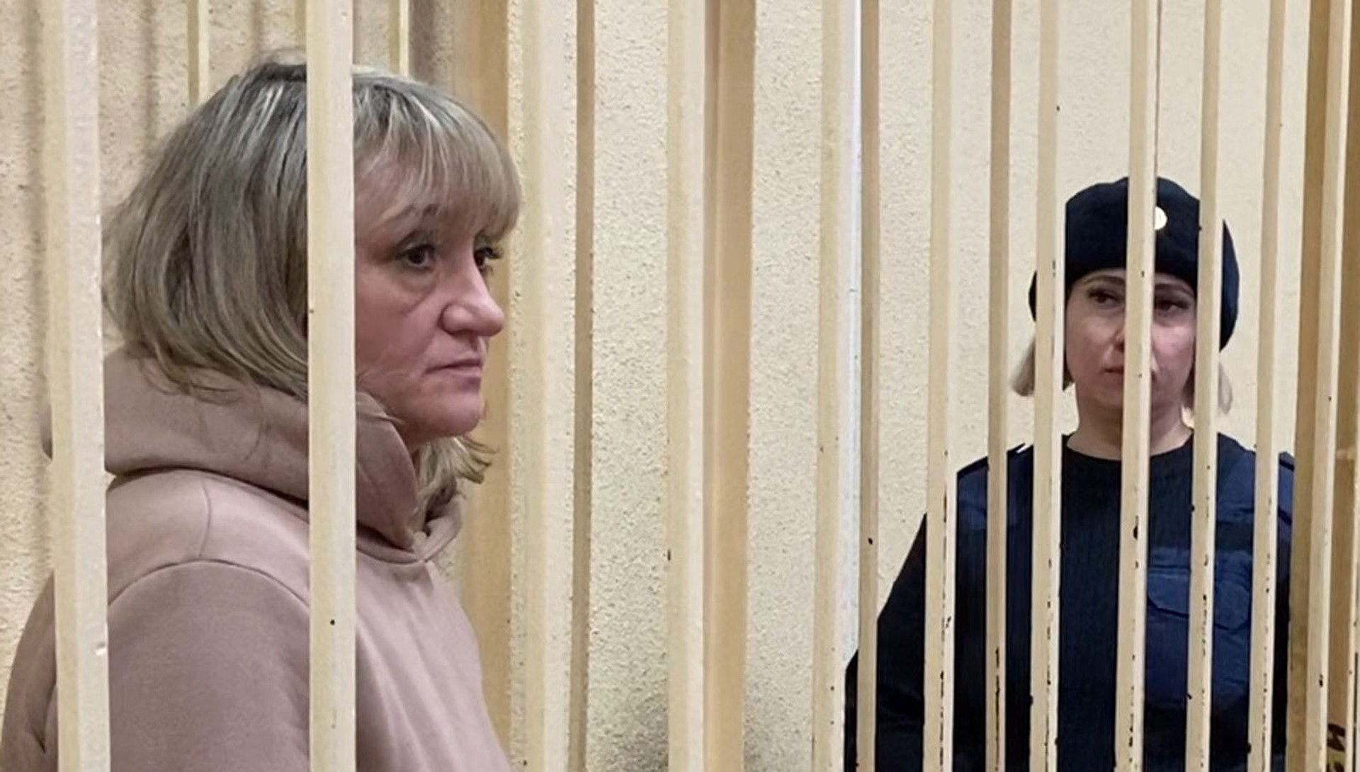Охранницу брянской школы, в котором произошла стрельба, отправили под домашний арест