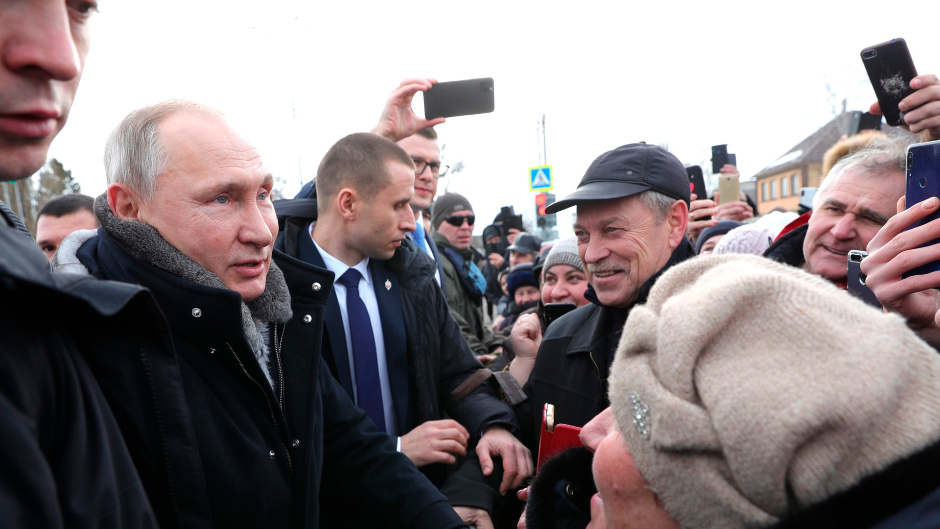 ФОМ: президенту РФ Владимиру Путину доверяют 77% жителей страны
