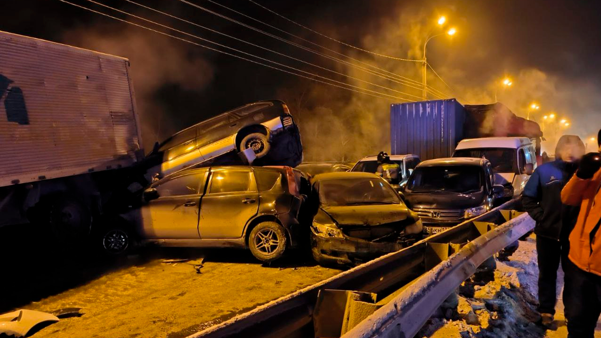 В Иркутске из-за коммунальной аварии 18 машин попали в аварию