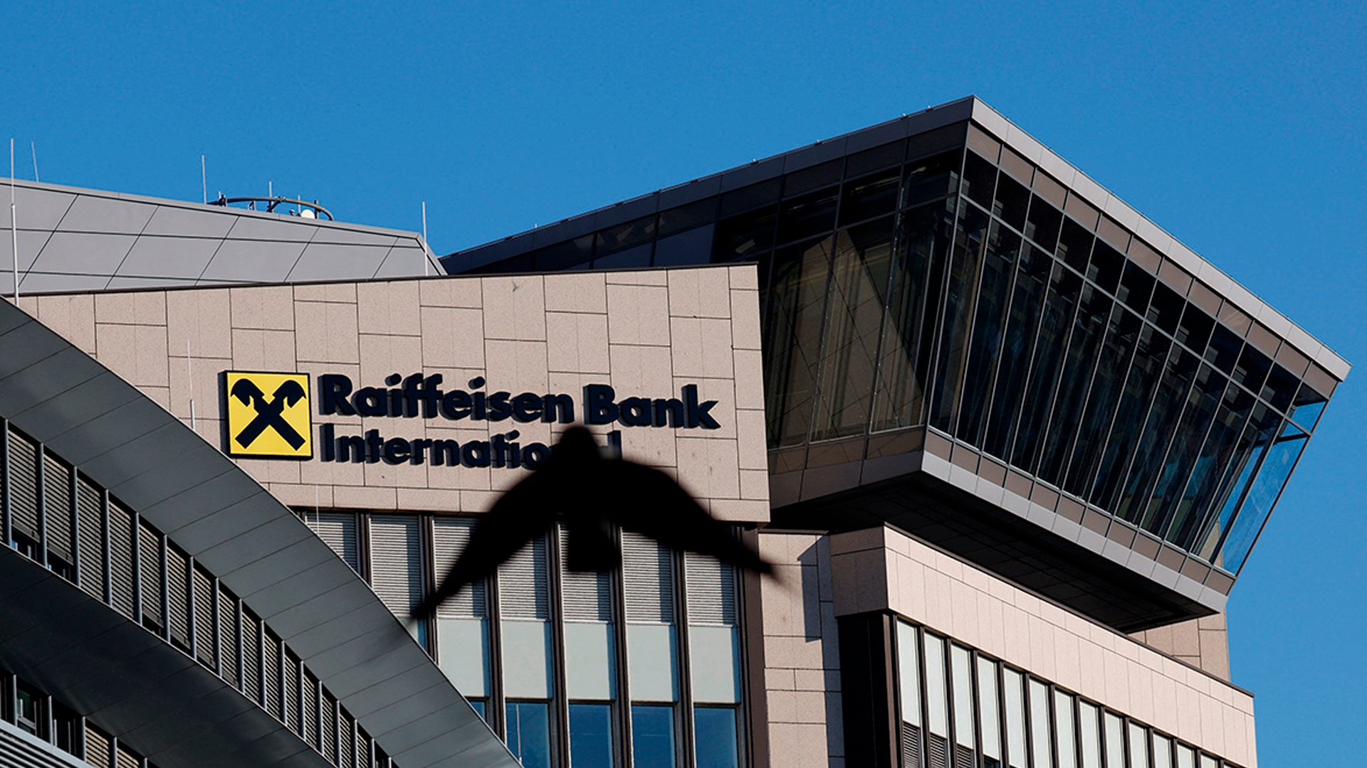 Украина временно исключила Raiffeisen Bank из списка «спонсоров войны»