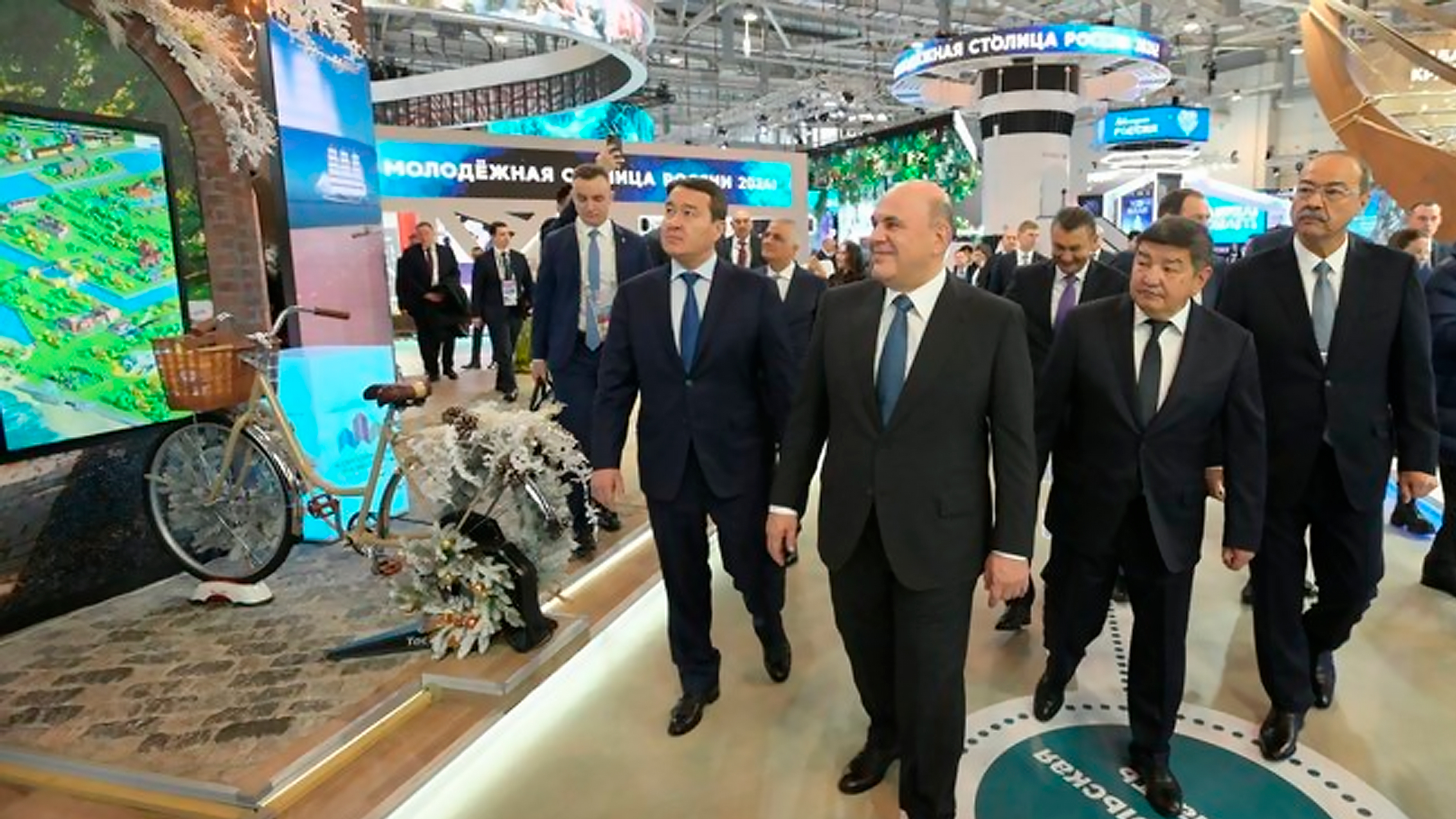 Мишустин вместе с главами правительств стран СНГ посетил выставку «Россия»