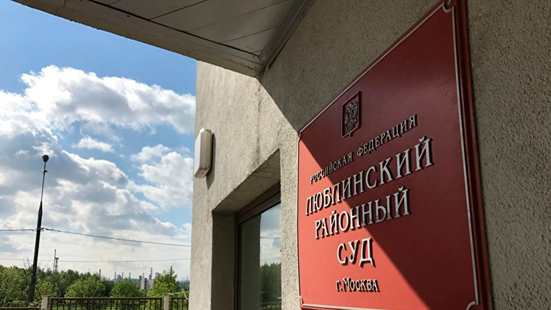 Суд выдворил из России 22 участников драки с полицейскими у рынка «Садовод»