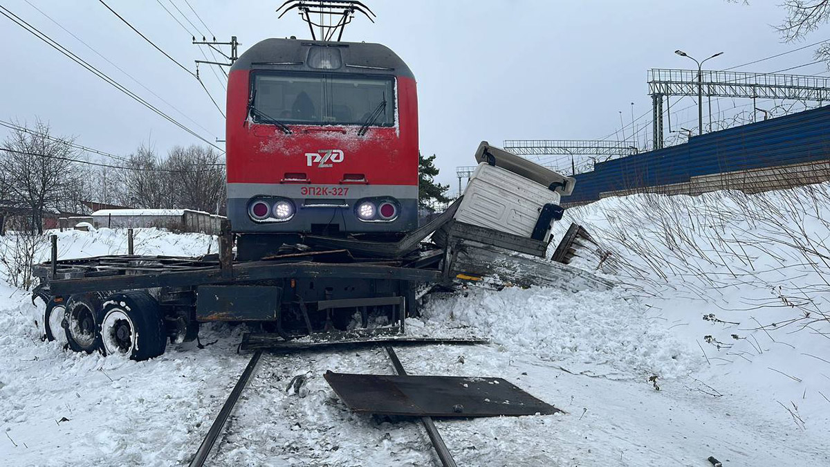 В Домодедово поезд снес фуру на железнодорожном переезде