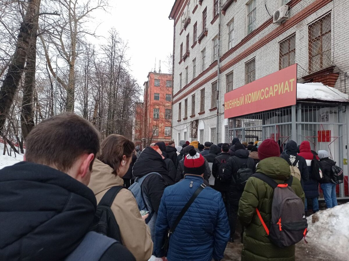 В Люберцах глыбы льда упали на четырех человек с крыши военкомата