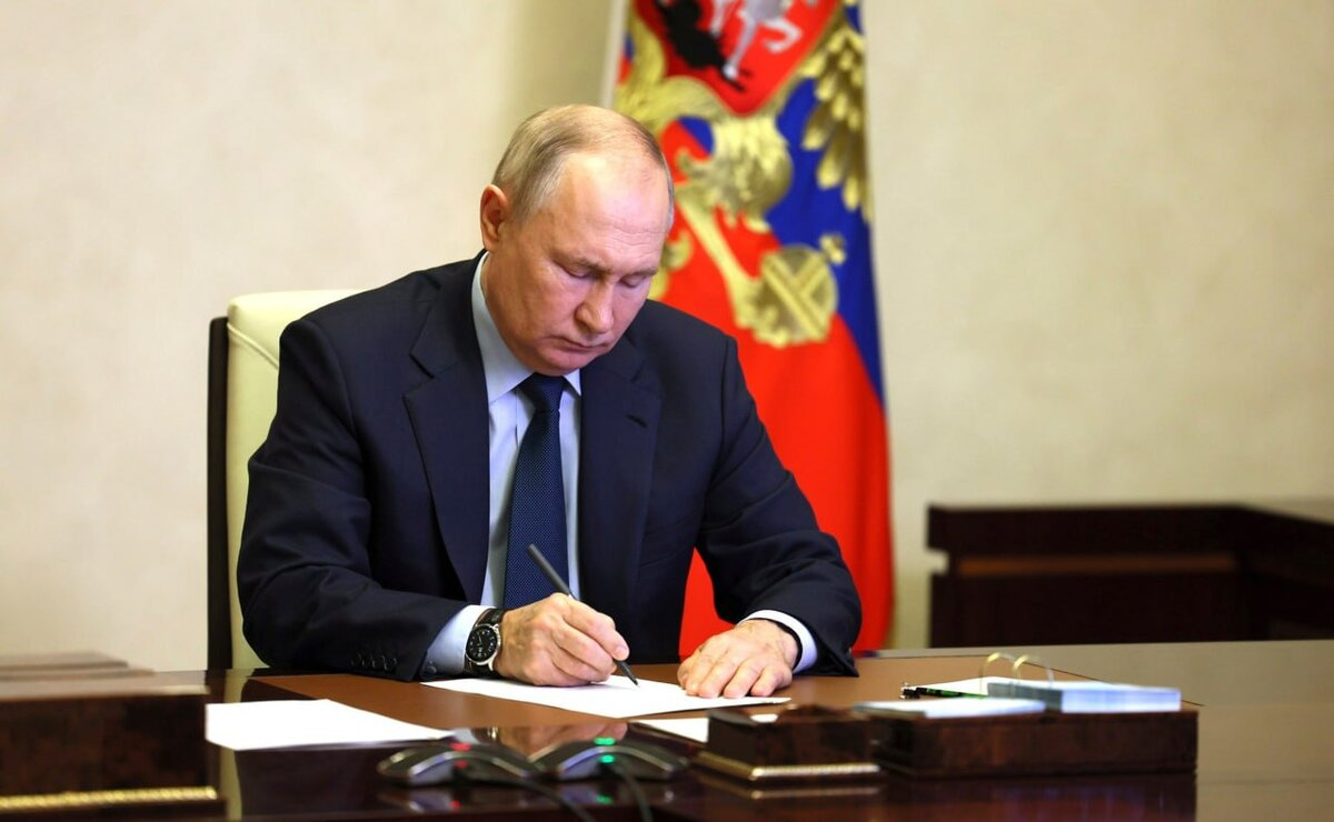 Путин подписал указ о поддержке семей с детьми, пострадавших от Украины