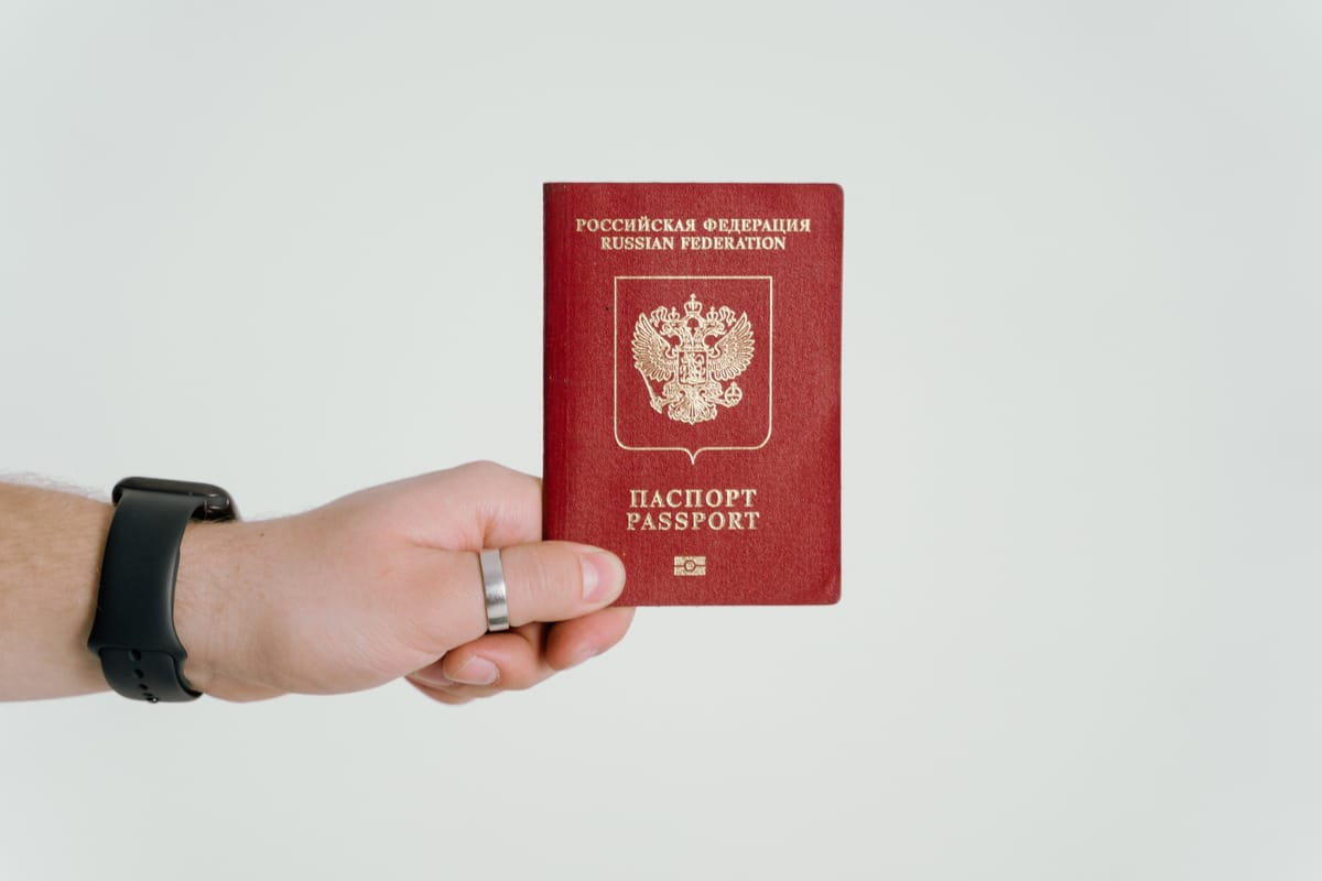 РБК: у россиян на границе стали изымать загранпаспорта из-за опечаток