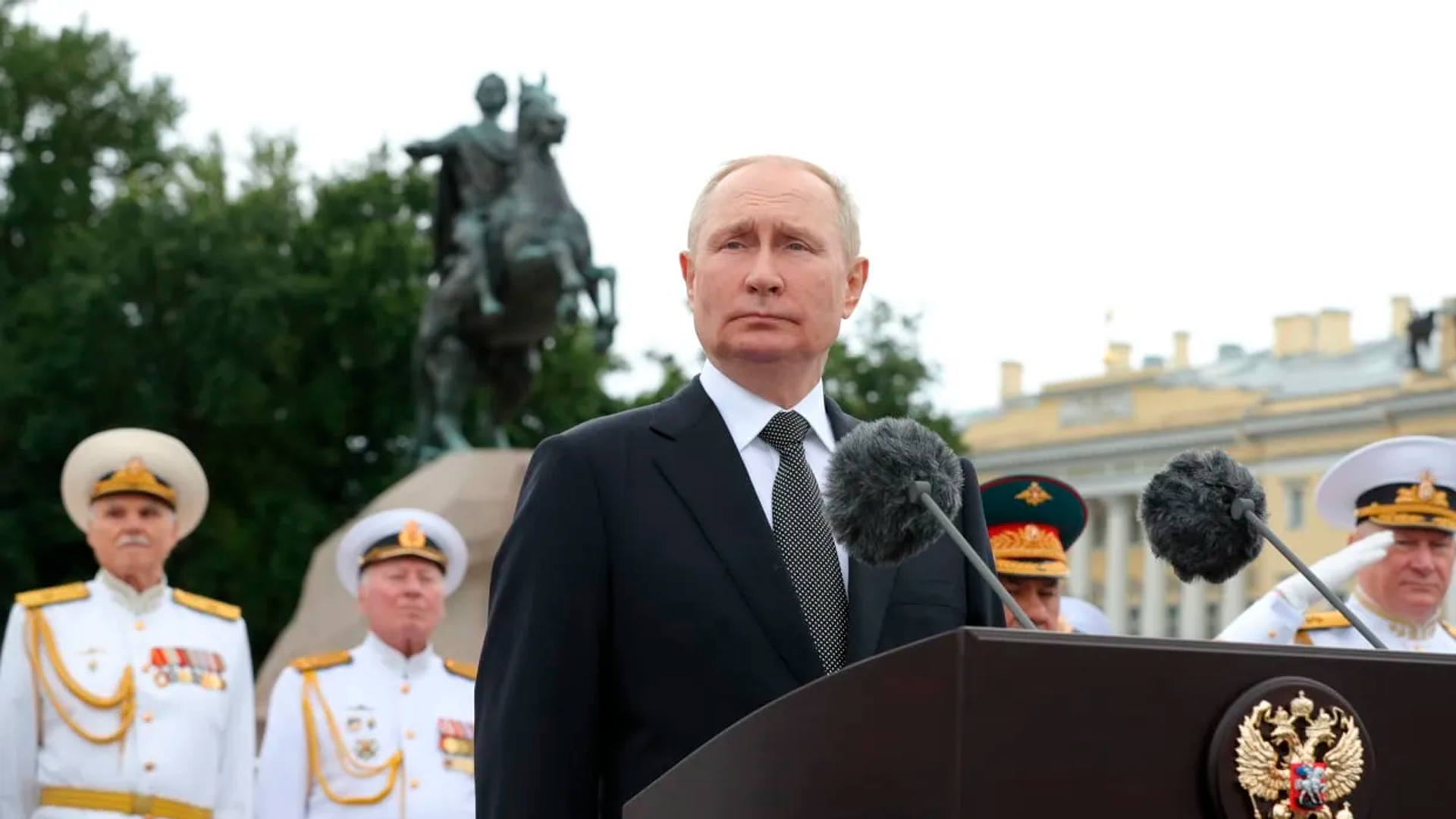 Путин принял участие в церемонии поднятия флага на «Адмирале Головко»