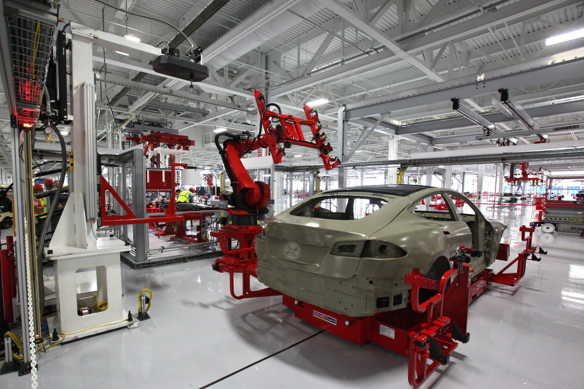 Робот напал на сотрудника завода Tesla в Техасе