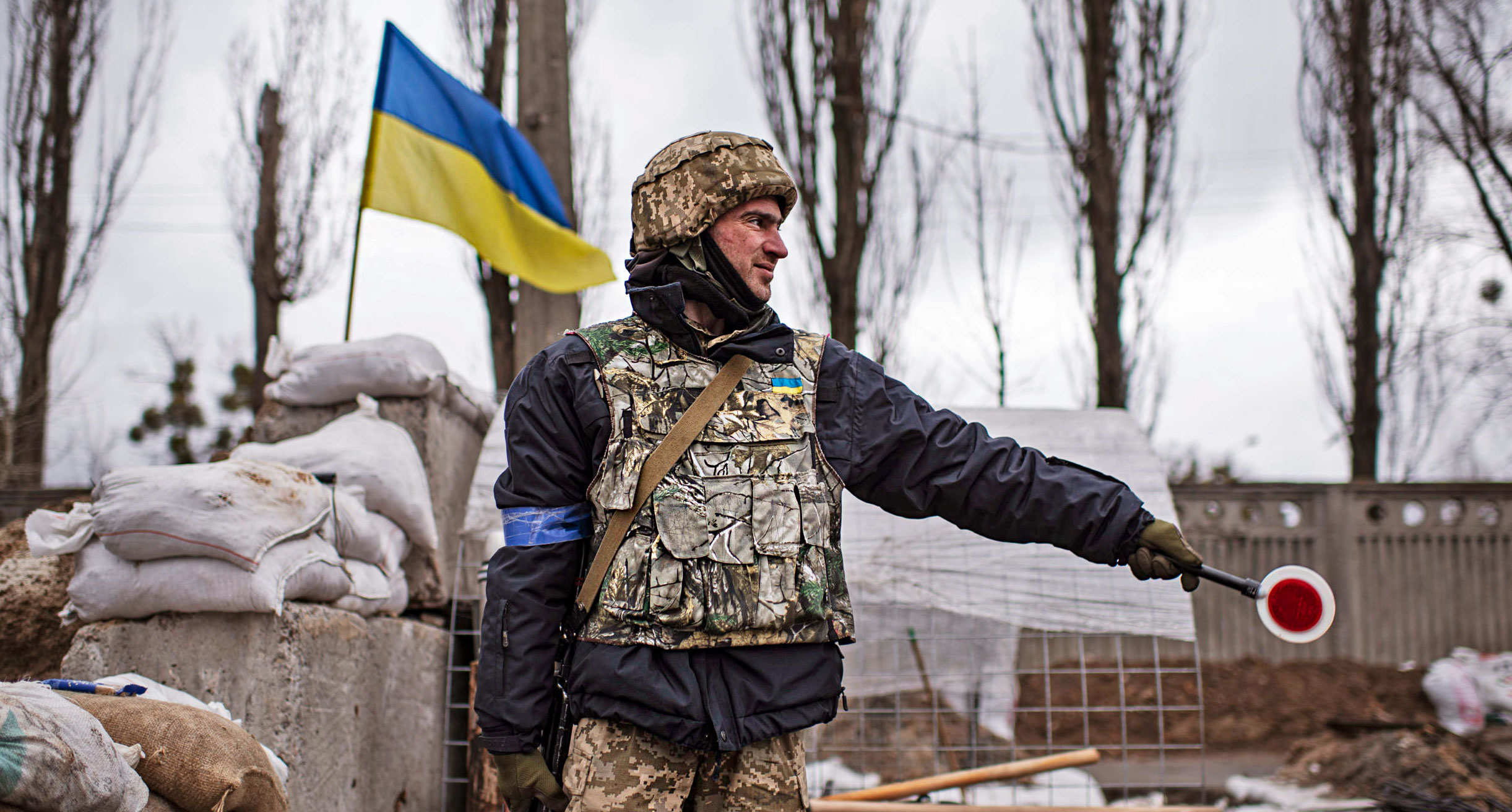 На Украине перестали выпускать за границу мужчин выездных категорий