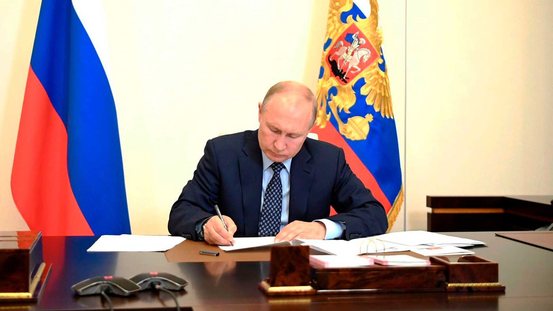 Путин подписал указ о получении гражданства РФ для иностранцев-контрактников