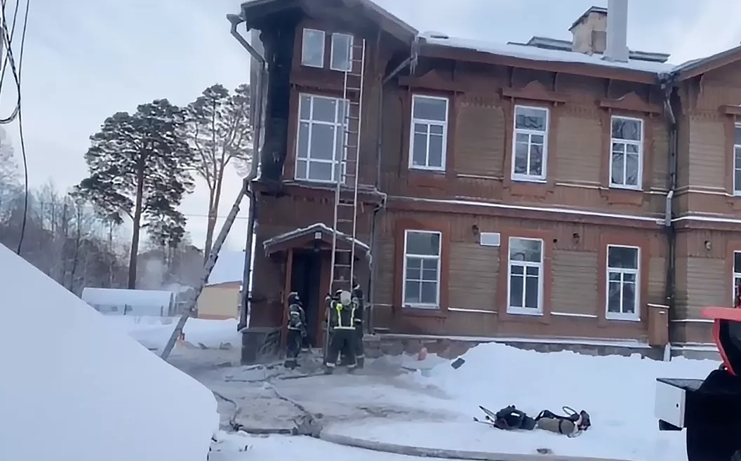 В Ленобласти произошел пожар в деревянном здании церковного прихода
