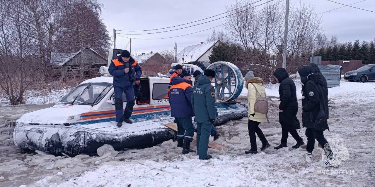 МЧС восстановило оборвавшийся трос понтонного моста в поселках Калининградской области