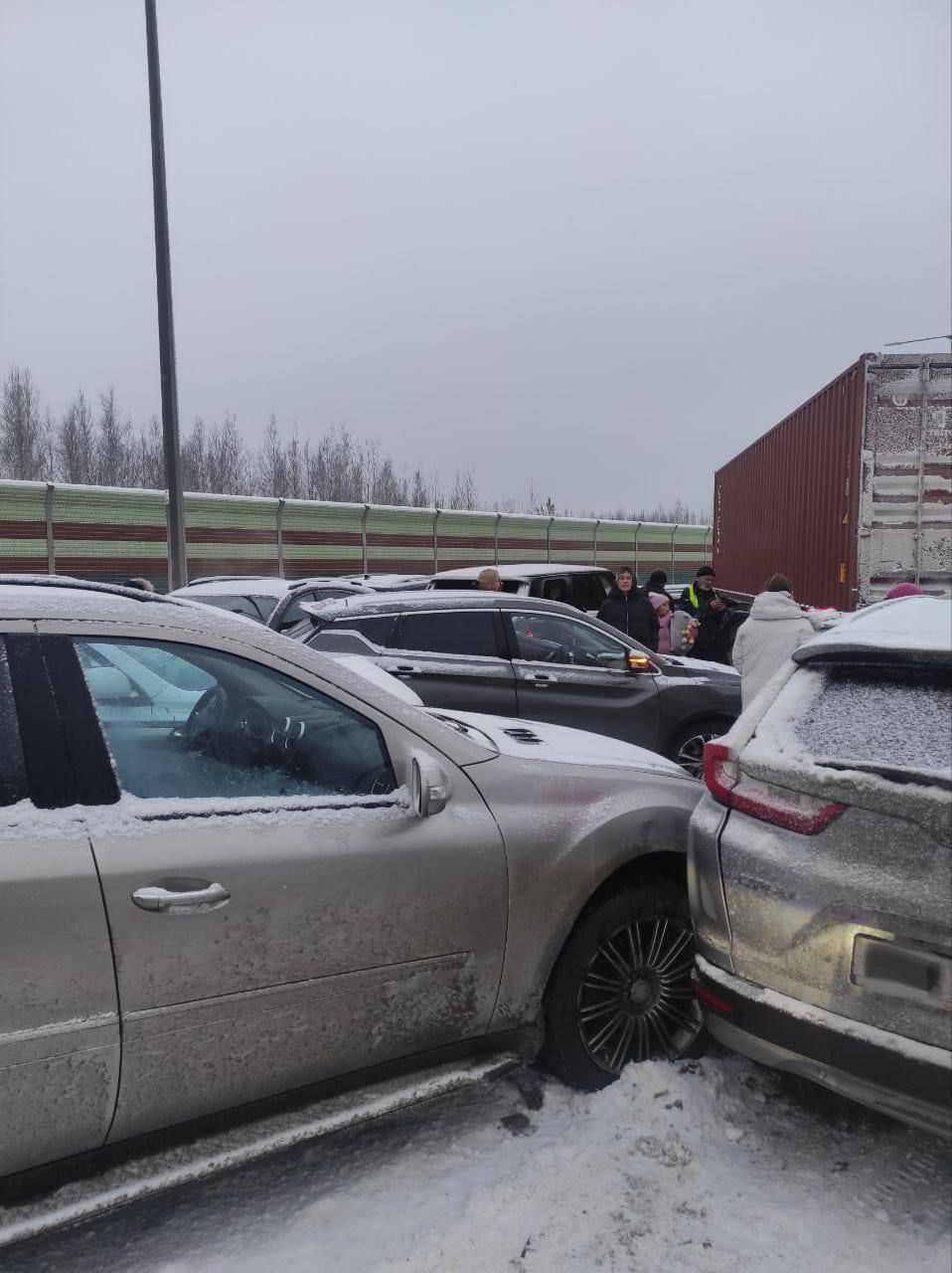 Около 50 автомобилей столкнулось в Новгородской области во время массовой аварии
